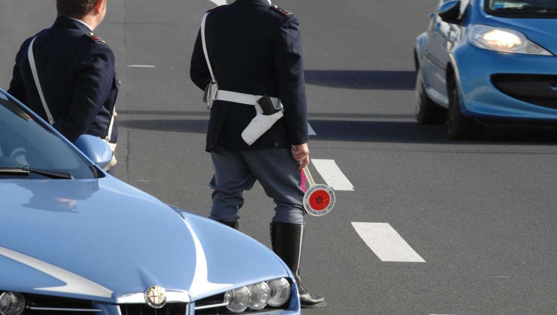 Inseguimento con schianto: tre fuggitivi ancora in fuga verso il centro città