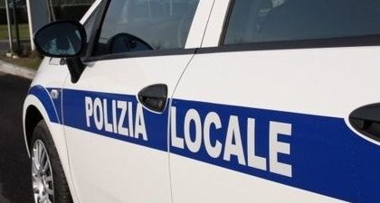 Lascia bocconi ai chiodi contro i cani: denunciato a Trecate