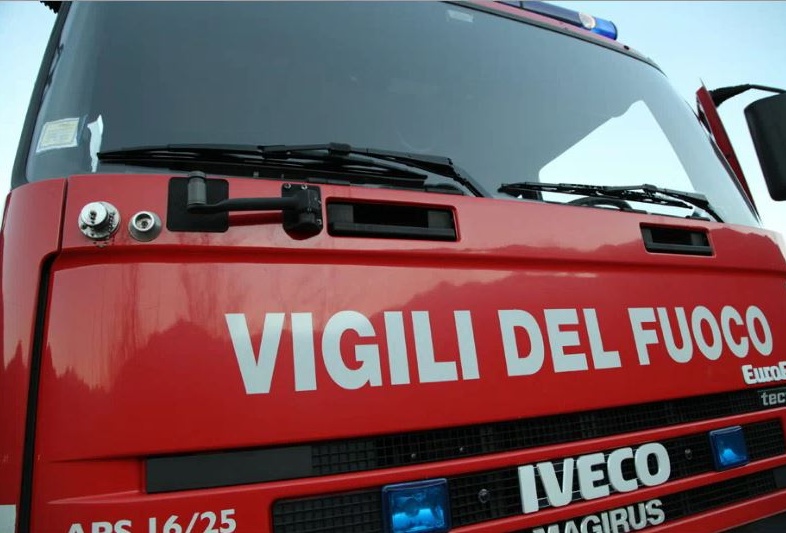 Incendio boschivo provocato dai tralicci della corrente a Cambiasca