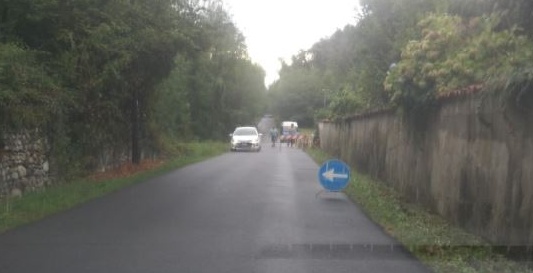 Maltempo: crolla recinzione in muratura di una casa