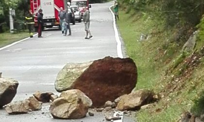 Massi caduti in strada: intervengono i vigili del fuoco