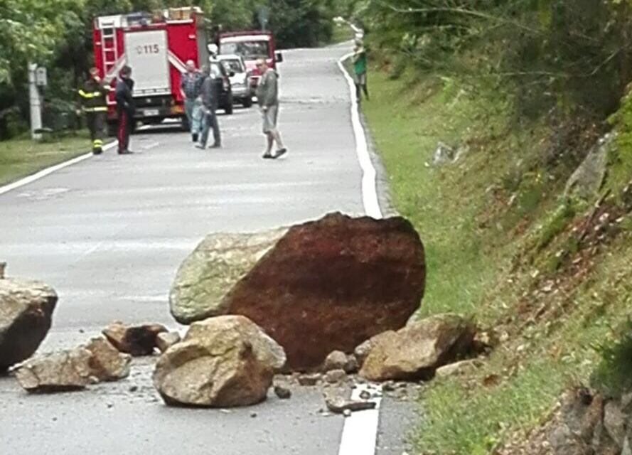 Massi caduti in strada: intervengono i vigili del fuoco