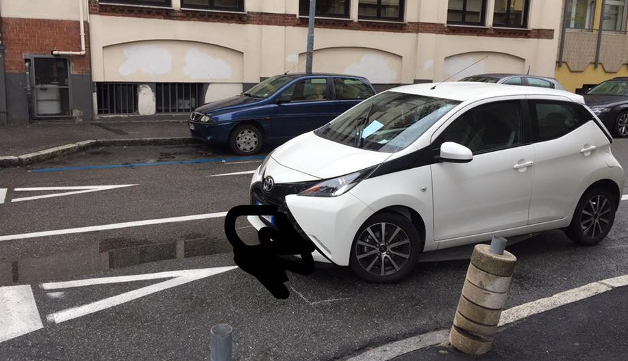 Posteggia l’auto in mezzo alla strada: rimossa