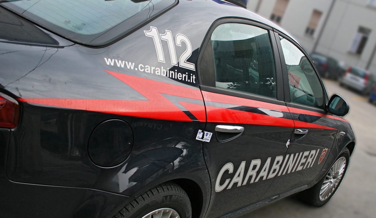 Romagnano: abbatte la centralina del semaforo, traffico in tilt