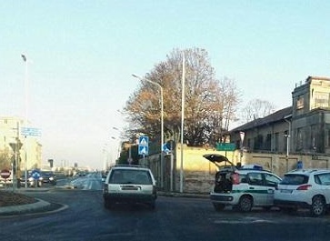 Schianto tra auto sulla rotatoria