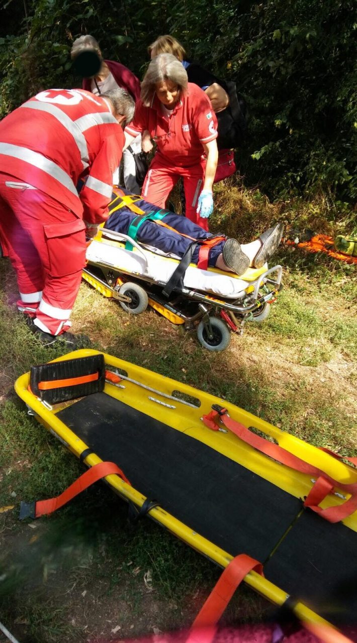 Scivola per 22 metri: anziano salvato dai pompieri a Fontaneto