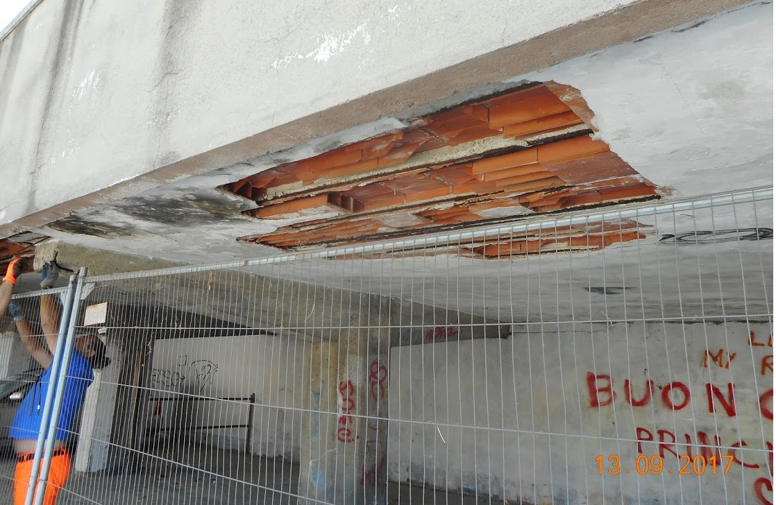 Segnalano una situazione a rischio il terzo giorno di scuola: chiusa la rampa