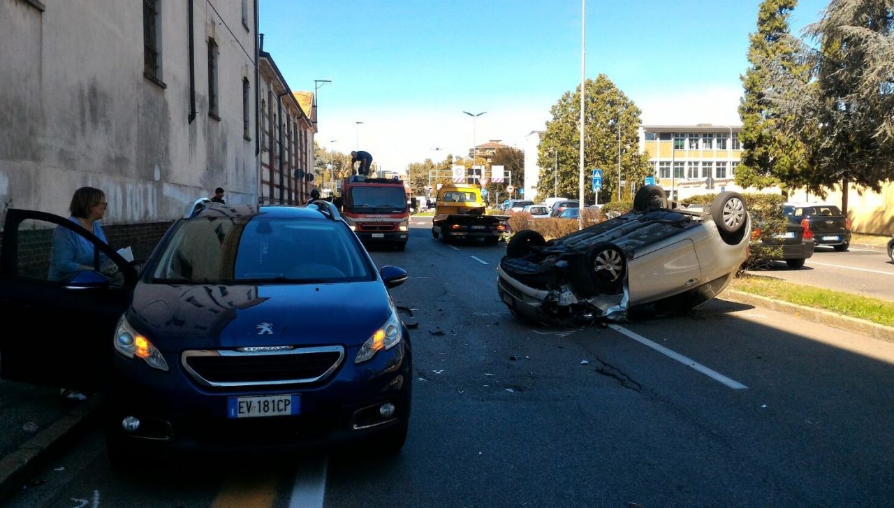 Si ribalta con l’auto: ferito