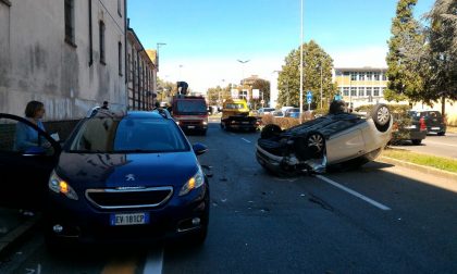 Si ribalta con l'auto: ferito