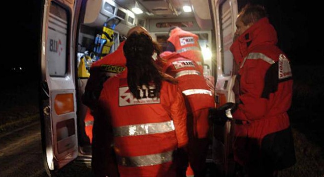 Si  schianta davanti ai carabinieri