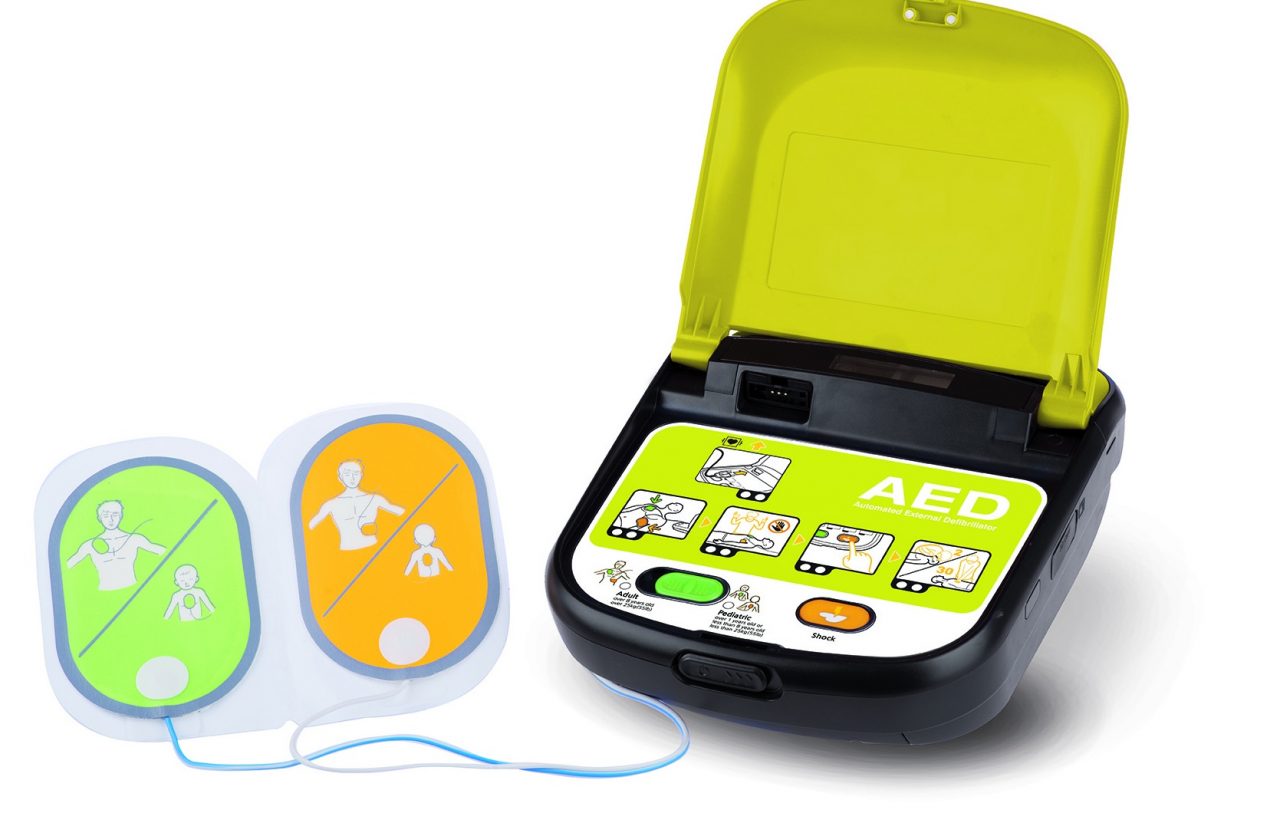 Si sente male in bici: rianimata con il defibrillatore