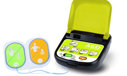 Si sente male in bici: rianimata con il defibrillatore