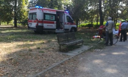 Si sente male su una panchina a Novara