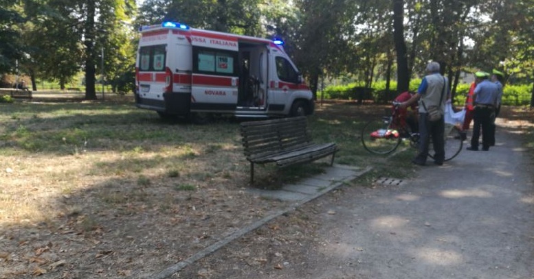 Si sente male su una panchina a Novara