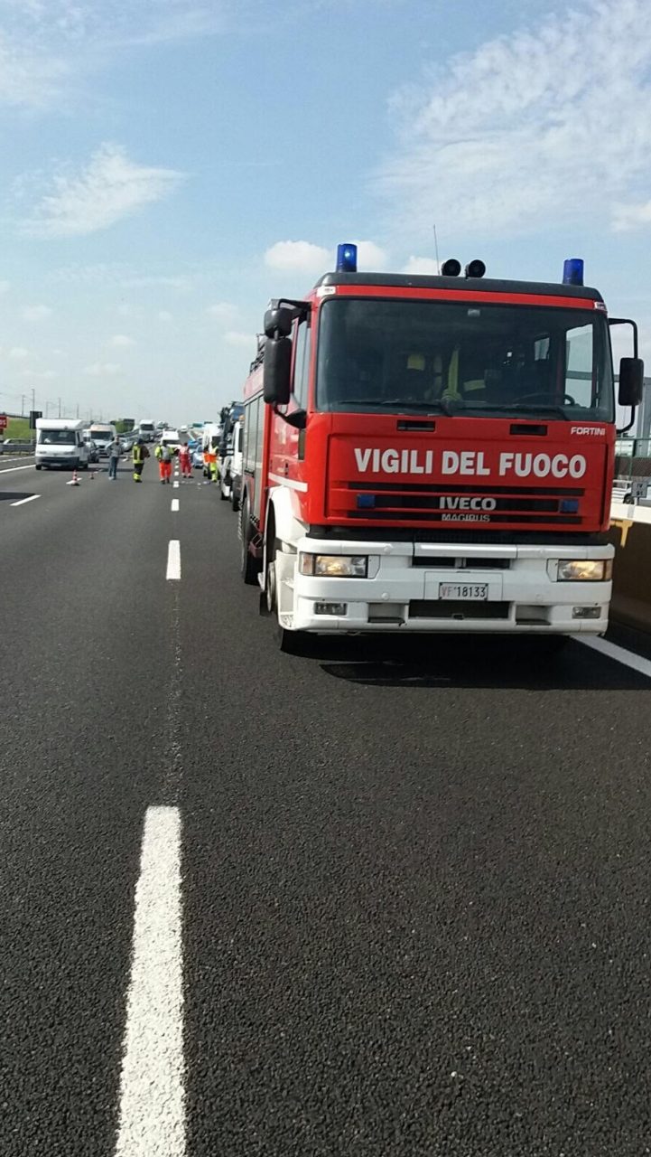 Terribile incidente sulla A4: uomo incastrato fra le lamiere