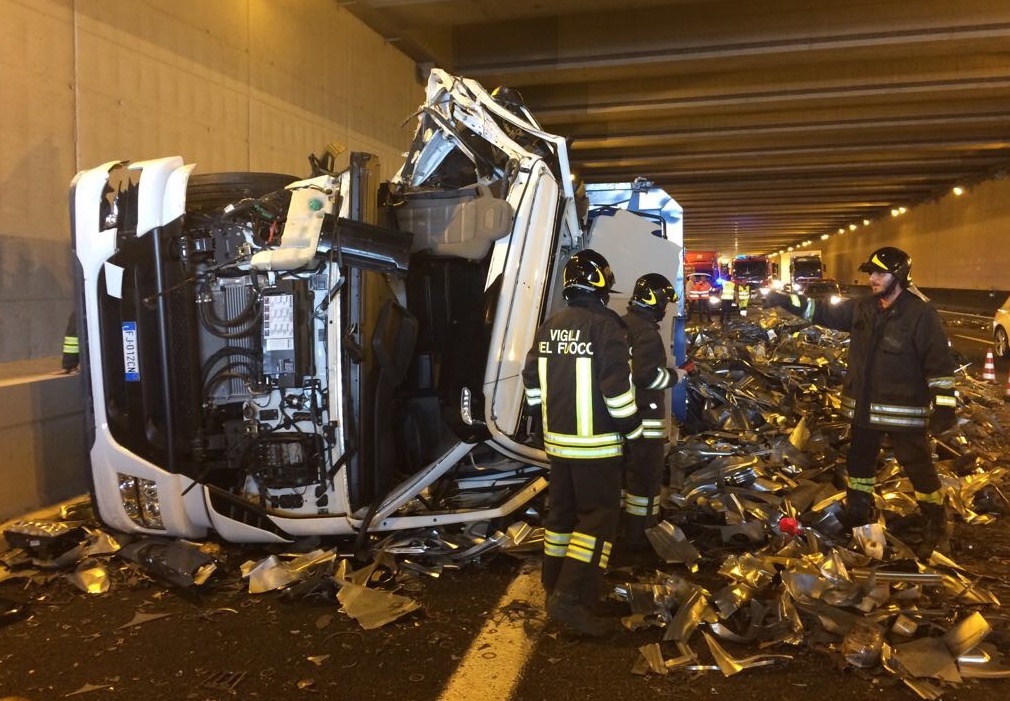 Tremendo incidente in autostrada