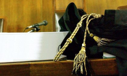 Ruba bici e malmena il proprietario al cantiere nautico di Arona