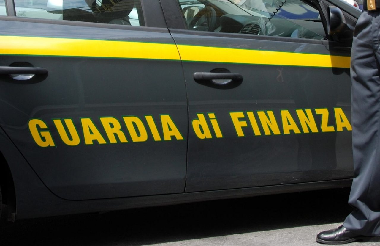 Un invoriese e una borgomanerese arrestati per la truffa delle etichette false