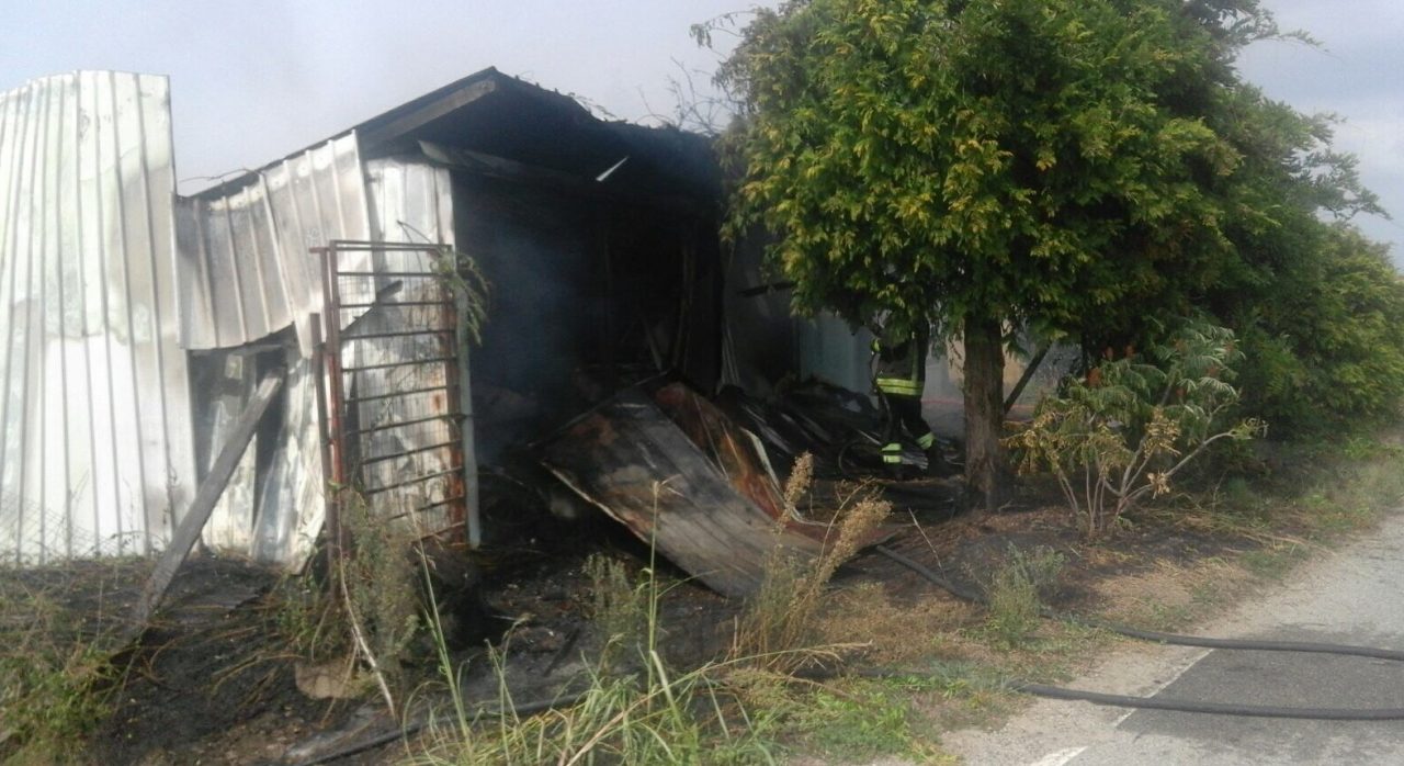 Va a fuoco una baracca: sul posto due mezzi antincendio