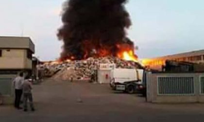Ampio incendio in una ditta di rifiuti speciali a Mortara, i sindaci invitano a non uscire di casa