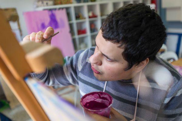 Arte, uva e fantasia: così si raccolgono fondi per il centro diurno disabili