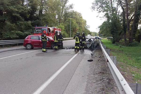 Auto va a fuoco in un incidente: 2 giovani salvati da un albanese che andava al lavoro