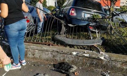 Con l’auto abbatte la recinzione del Paniate, finendo nel cortile