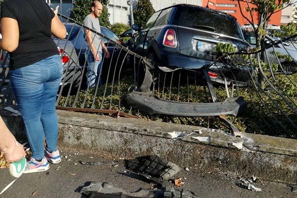 Con l’auto abbatte la recinzione del Paniate, finendo nel cortile