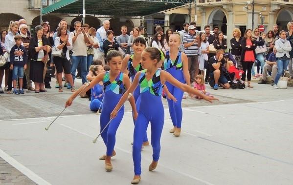Dalla danza al baskin: oltre 100 atleti in piazza a Borgomanero