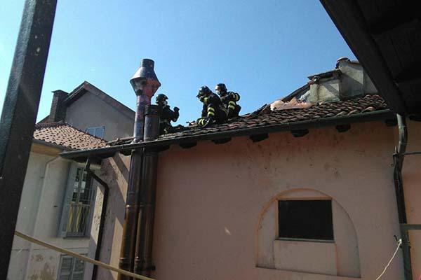 Fiamme dal tetto di una casa ad Arona