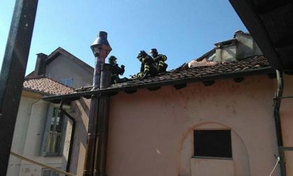 Fiamme dal tetto di una casa ad Arona