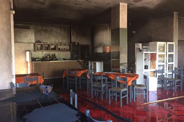 Fiamme in un’ex pizzeria a Borgo Ticino
