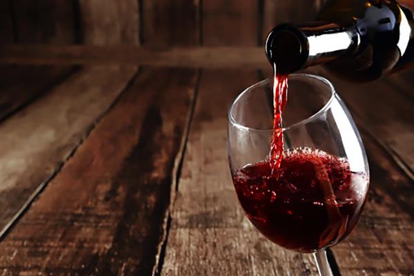 In manette due novaresi, spacciavano vino da tavola per Igt e Doc