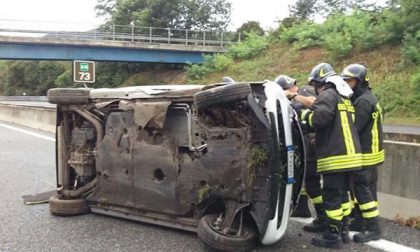 Incidente in A26, auto si ribalta sulla carreggiata