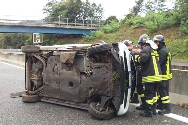 Incidente in A26, auto si ribalta sulla carreggiata