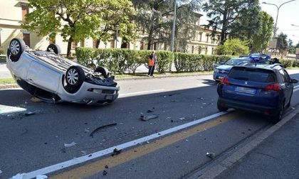 Incidente sul viale Curtatone: auto capottata