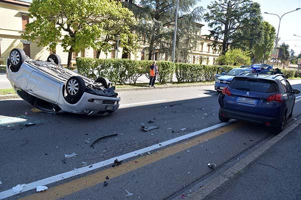 Incidente sul viale Curtatone: auto capottata