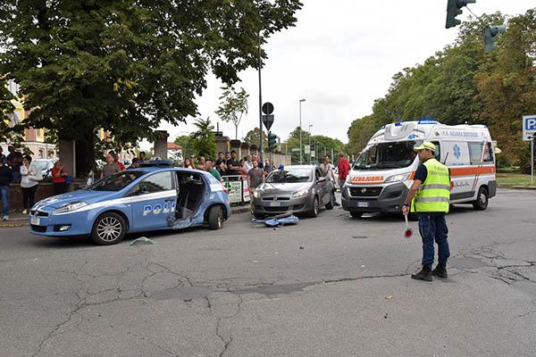 Inseguimento e schianto tra Polizia e fuggitivi