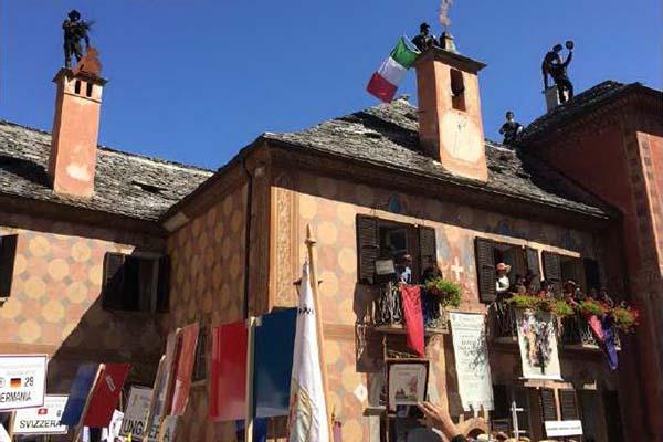 Mille “uomini neri” in sfilata davanti a 30mila spettatori (FOTOGALLERY)