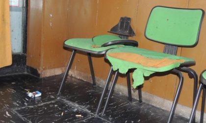 Nella sala d'aspetto regnano vandali e degrado