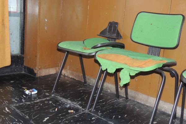 Nella sala d’aspetto regnano vandali e degrado