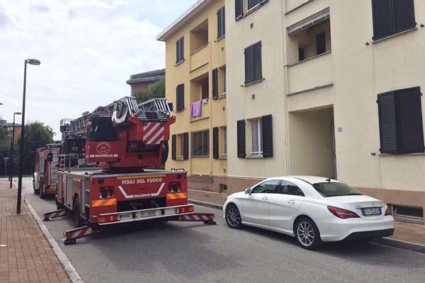 Non la sentono da alcuni giorni: donna di 66 anni trovata morta in casa