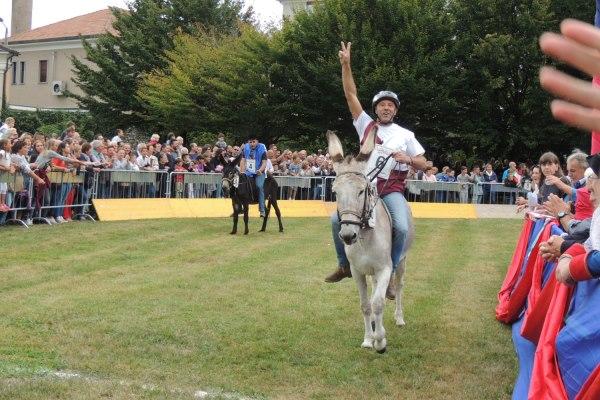 Palio degli asini: esordio con vittoria per San Bartolomeo (fotogallery)