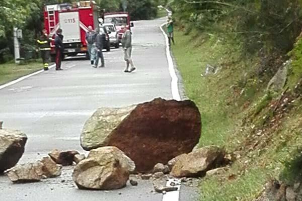 Pella: caduta massi sulla provinciale per il maltempo