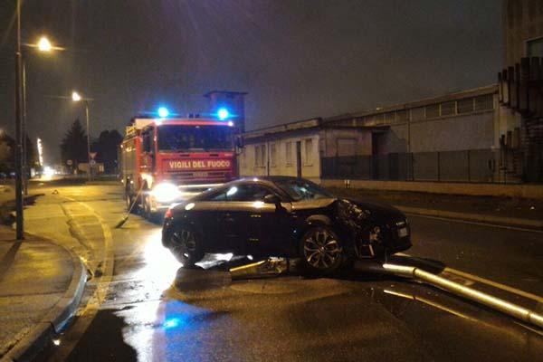 Perdono il controllo dell’auto e finiscono contro un palo: incidente all’alba in corso Trieste