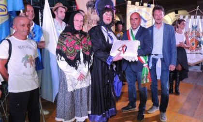 Piazza piena per l'inizio della Festa dell'Uva