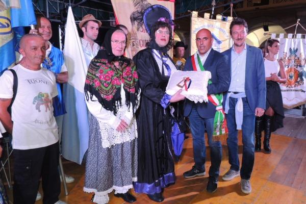 Piazza piena per l’inizio della Festa dell’Uva