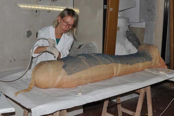 Restauratrice novarese al lavoro in compagnia di… due mummie