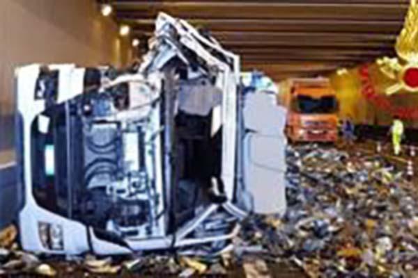 Scontro tra due tir in A4: l’arteria riaperta alle 20