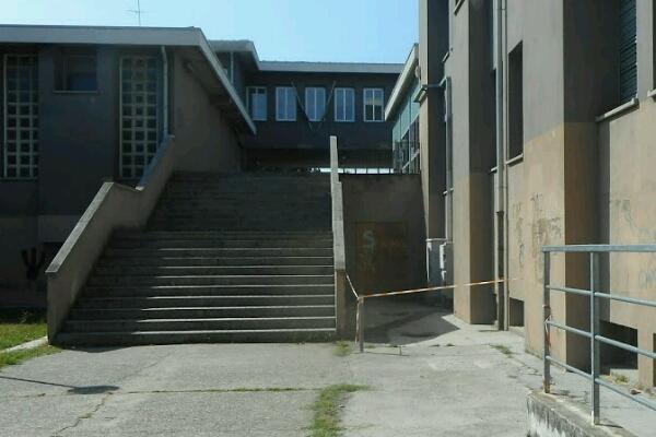 Scuola già nei guai: mancano i prof e bus strapieni